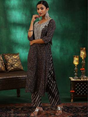 women floral printed regular thread work kurta with trousers & with dupatta 4