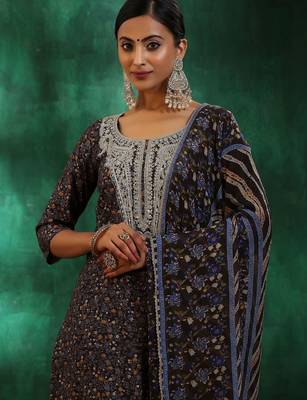women floral printed regular thread work kurta with trousers & with dupatta 5