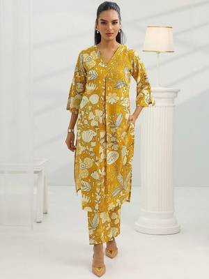 women floral printed kurta with trousers 3
