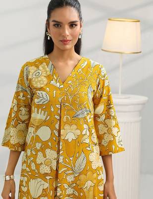 women floral printed kurta with trousers 4