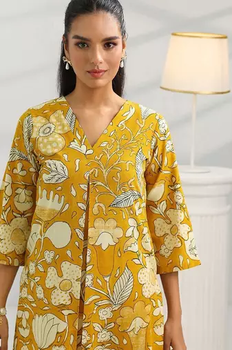 women floral printed kurta with trousers
