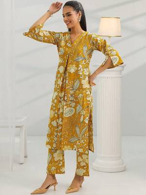 women floral printed kurta with trousers 1