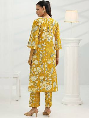 women floral printed kurta with trousers 5