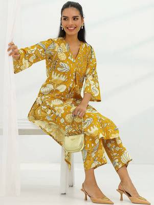 women floral printed kurta with trousers 6