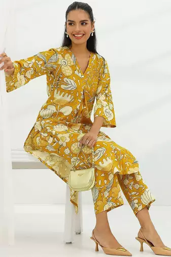 women floral printed kurta with trousers