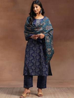 women ethnic motifs printed regular thread work kurta with trousers & with dupatta 3