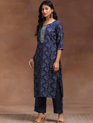 women ethnic motifs printed regular thread work kurta with trousers & with dupatta 4
