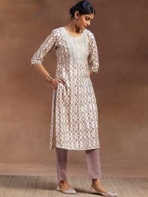 women ethnic motifs printed regular thread work kurta with trousers & with dupatta 3
