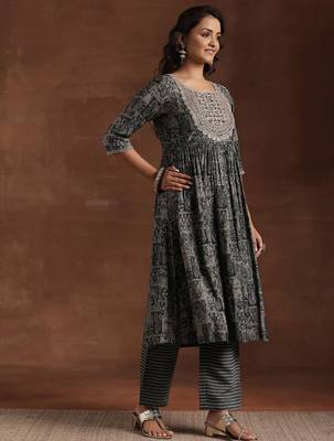 women ethnic motifs printed empire thread work kurta with trousers & with dupatta 3