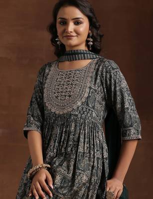 women ethnic motifs printed empire thread work kurta with trousers & with dupatta 6