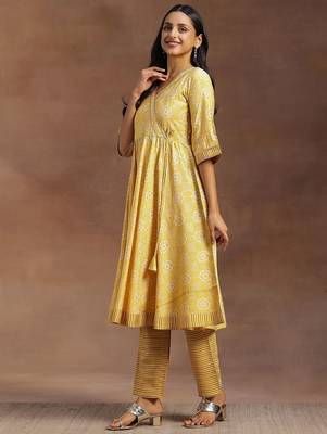 women ethnic motifs printed empire kurta with trousers & with dupatta 3