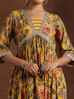 women floral printed empire thread work kurta with trousers & with dupatta 2