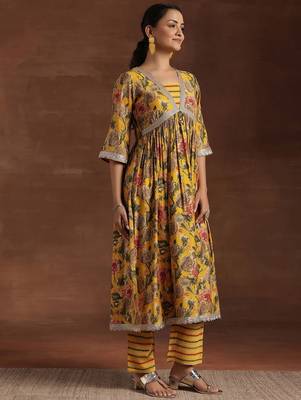 women floral printed empire thread work kurta with trousers & with dupatta 3