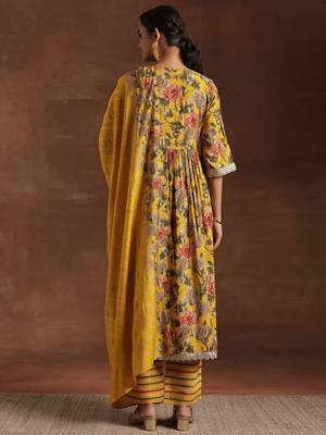 women floral printed empire thread work kurta with trousers & with dupatta 4