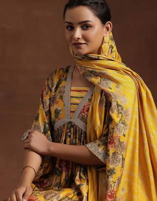 women floral printed empire thread work kurta with trousers & with dupatta 6