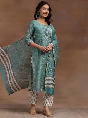 women floral printed regular thread work kurta with trousers & with dupatta 5