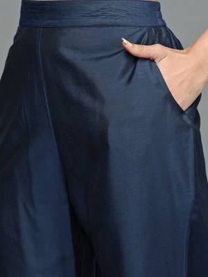 women ethnic motifs printed regular kurta with trousers & with dupatta 2