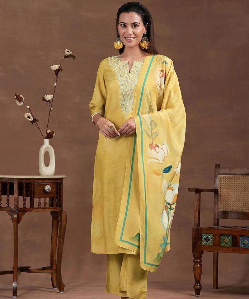 women floral embroidered regular thread work kurta with trousers & with dupatta