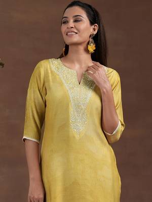 women floral embroidered regular thread work kurta with trousers & with dupatta 2