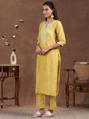 women floral embroidered regular thread work kurta with trousers & with dupatta 3