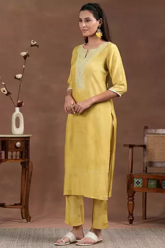 women floral embroidered regular thread work kurta with trousers & with dupatta