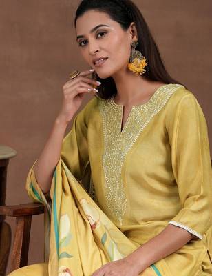 women floral embroidered regular thread work kurta with trousers & with dupatta 6