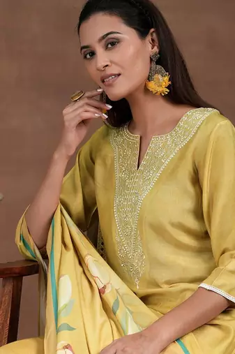women floral embroidered regular thread work kurta with trousers & with dupatta