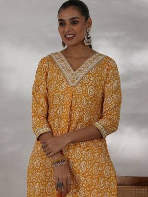 women paisley printed regular thread work kurta with palazzos & with dupatta 2