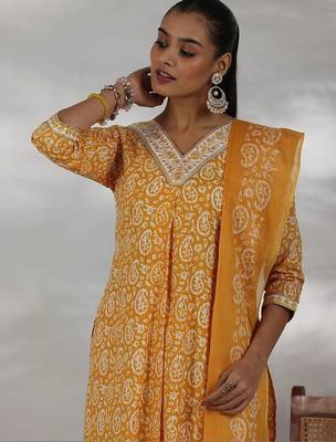 women paisley printed regular thread work kurta with palazzos & with dupatta 4
