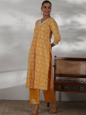 women paisley printed regular thread work kurta with palazzos & with dupatta 5