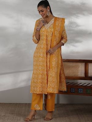 women paisley printed regular thread work kurta with palazzos & with dupatta 6