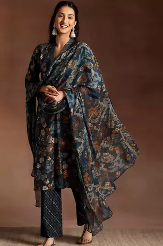 women floral printed regular kurta with trousers & with dupatta