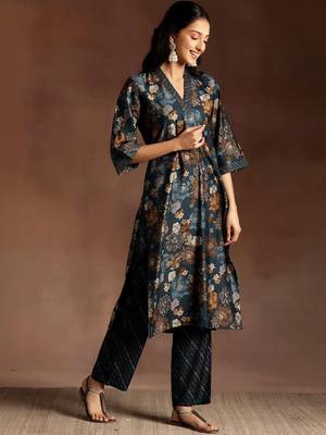 women floral printed regular kurta with trousers & with dupatta 4
