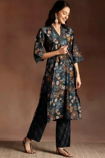 women floral printed regular kurta with trousers & with dupatta