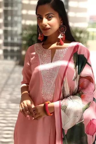 women floral embroidered regular thread work kurta with trousers & with dupatta