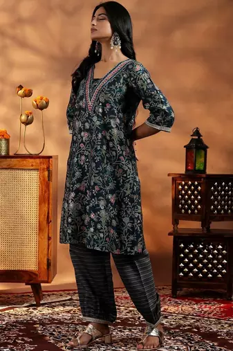 women floral printed regular thread work kurta with harem pants & with dupatta