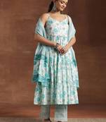 women floral printed tiered kurti with trousers & with dupatta
