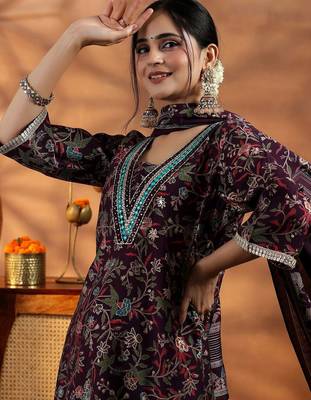 women floral printed regular thread work kurta with harem pants & with dupatta 2