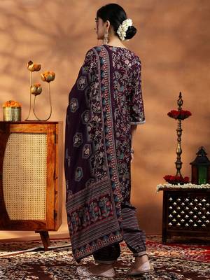 women floral printed regular thread work kurta with harem pants & with dupatta 4