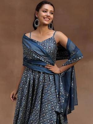 women ethnic motifs printed regular kurti with trousers & with dupatta 2