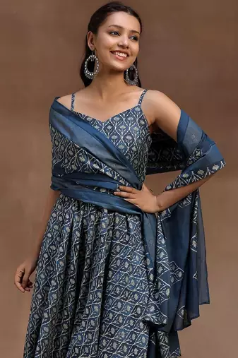 women ethnic motifs printed regular kurti with trousers & with dupatta