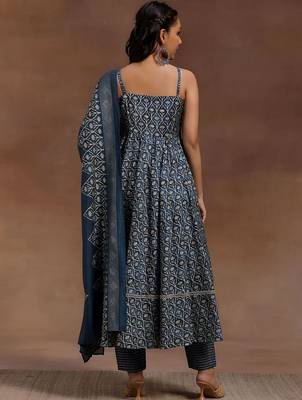 women ethnic motifs printed regular kurti with trousers & with dupatta 3