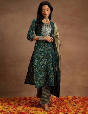 women ethnic motifs printed regular thread work kurta with trousers & with dupatta 3