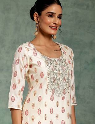 women ethnic motifs printed regular thread work kurta with trousers & with dupatta 2