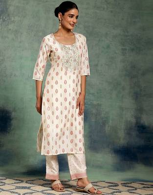 women ethnic motifs printed regular thread work kurta with trousers & with dupatta 4
