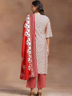 women ethnic motifs printed regular kurta with trousers & with dupatta 5