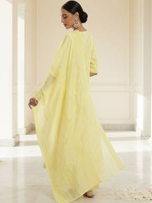 women ethnic motifs printed regular kurta with trousers & with dupatta 2