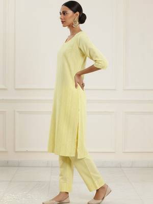 women ethnic motifs printed regular kurta with trousers & with dupatta 4