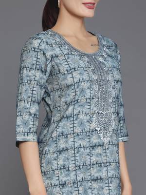 women ethnic motifs printed regular thread work kurta with trousers & with dupatta 2