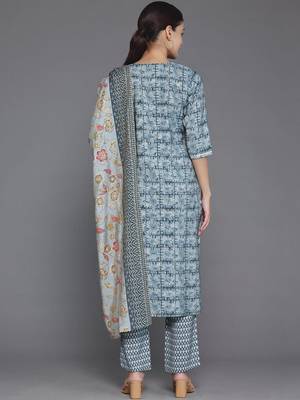 women ethnic motifs printed regular thread work kurta with trousers & with dupatta 5